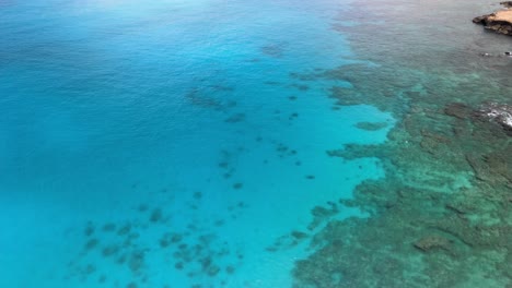 Aerial-view-of-the-coastline-and-reef-on-Oahu