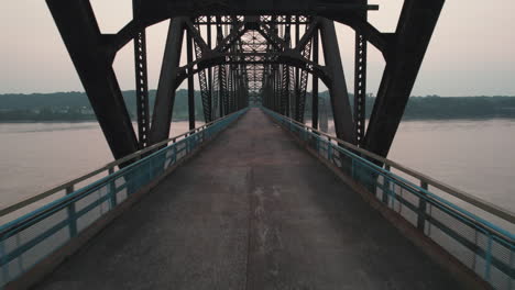 POV-Flug-Durch-Die-Träger-Der-Felskette-Der-Fußgängerbrücke-über-Den-Mississippi-River