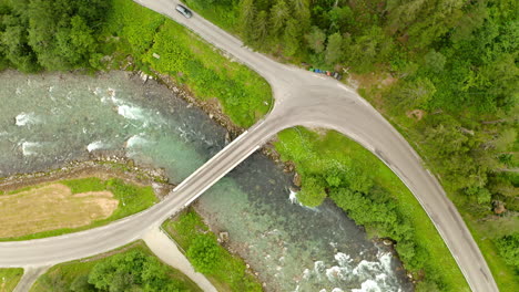 Kurze-Straßenbrücke-über-Fließenden-Wasserlauf