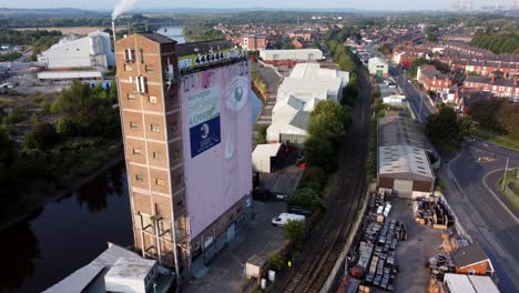 Ikonisches-Warrington-Pink-Eye-Fairclough-Mill-Self-Storage-Gebäude,-Luftaufnahme,-Langsame-Umlaufbahn,-Rechte-Ansicht