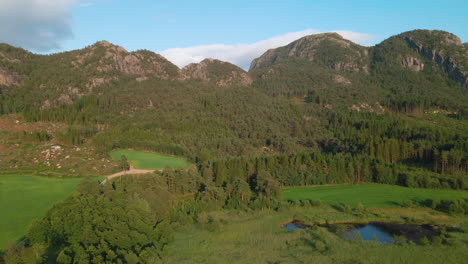 Perfecto-Paisaje-Verde-Brillante-Bosque-Montañoso-De-Rogaland,-Noruega--aéreo