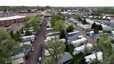 Un-Parque-De-Casas-Móviles-Pobre-Junto-A-Una-Zona-Industrial-Que-Muestra-Pobreza-En-2021