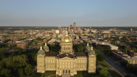 Wunderschöne-Umlaufende-Luftaufnahme-über-Dem-Capitol-Gebäude-Des-Staates-Iowa