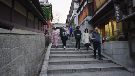 Kyoto-traditional-streets-and-stone-steps-to-Kiyomizu-zaka