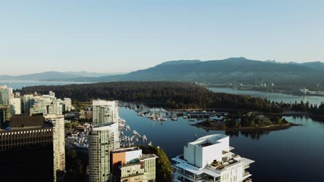 Drohnenaufnahmen-Aus-Der-Luft-Von-Gebäuden-In-Der-Innenstadt-Von-Vancouver-Und-Eine-Schöne-Aussicht-Auf-Den-Stanley-Park