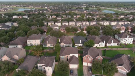 Aerial-of-middle-class-suburban-neighborhood-just-outside-of-Houston,-Texas