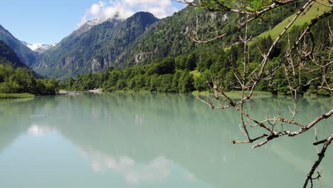 Serene-Scenery-Of-Lake-And-Green-Mountains-In-Klammsee,-Kaprun,-Austria---aerial-drone-shot