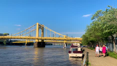 Blick-Auf-Die-Seventh-Street-Bridge-über-Den-Allegheny-River-In-Pittsburgh,-Pennsylvania,-Im-Herbst