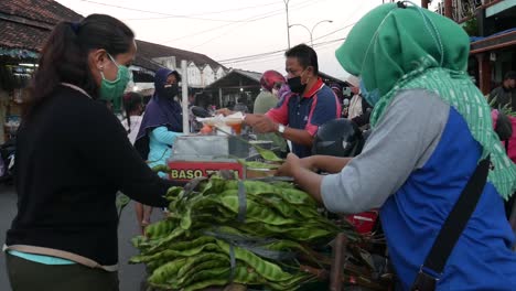 Yogyakarta,-Indonesia---Jul-21,-2021-:-transaction-atmosphere-in-traditional-markets