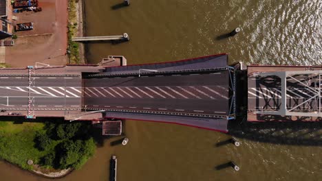 Top-View-Of-A-Bascule-Bridge-Opening-Over-Noord-River-In-Alblasserdam,-Netherlands