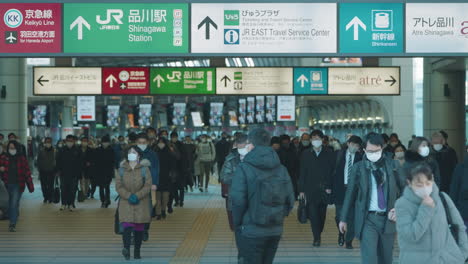 Escena-De-Gente-Corriendo-Abarrotada-Durante-El-Invierno-Con-Mascarilla-En-La-Estación-Shinagawa-En-Medio-De-Una-Pandemia-En-Tokio,-Japón
