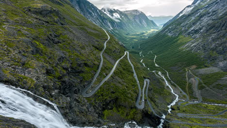Serpenteante-Carretera-De-Montaña-De-Trollstigen-Con-Cascada-Stigfossen-En-Noruega