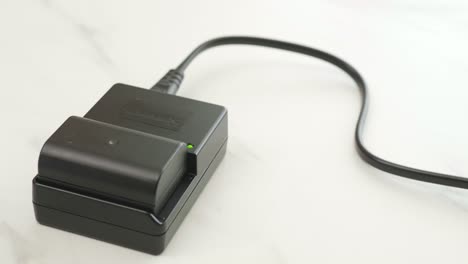 Wiederaufladbarer-Lithium-Akku-Für-Eine-Digitalkamera-Mit-Ladegerät