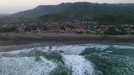 Luftpanorama-Des-Parangkusumo-Strandes-Auf-Der-Insel-Java-Während-Des-Drachenfestivals