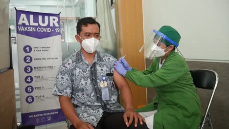 Yogyakarta,-Indonesia---Aug-28,-2021-:-An-Asian-man-receives-the-covid-19-vaccine