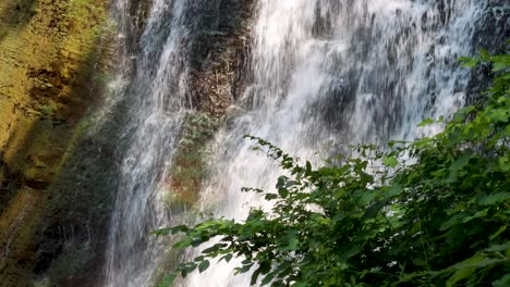 Buntes-Moos-Und-Bäume-Mit-Sprudelndem-Wasserfall-Mitten-In-Cleveland,-Ohio