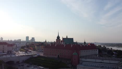 Drone-video-of-the-ROYAL-CASTLE-of-Warsaw,-Poland