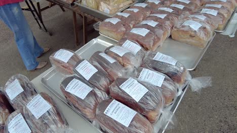 Frisches-Brot-Der-Bäckerei-Wird-Auf-Einem-örtlichen-Bauernmarkt-Im-Freien-Ausgestellt