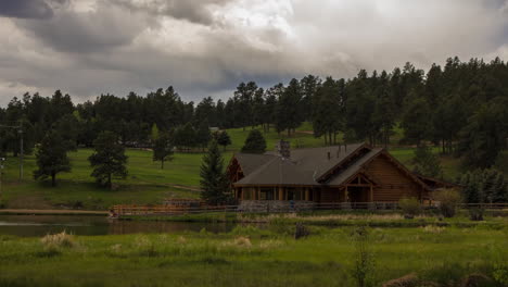 Beautiful-mountain-lodge-near-Evergreen,-Colorado.-Wideshot.-Timelapse