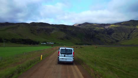 Conduciendo-Por-Un-Camino-De-Tierra-Abierto-En-Seljavallalaug,-Islandia--antena