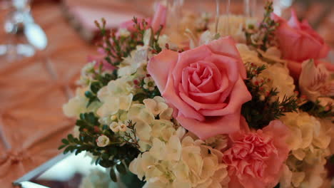 Nahaufnahme-Einer-Schönen-Blume-Auf-Einem-Tisch,-Vor-Einem-Hochzeitsessen