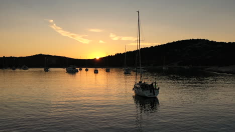 Wunderschöner-Sonnenuntergang-über-Der-Kroatischen-Küste-Und-Segelbooten-An-Der-Adria,-Luftaufnahme