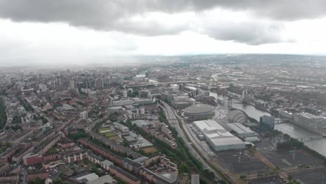 Absteigende-Drohne-Schoss-Im-Regen-über-Das-Zentrum-Von-Glasgow