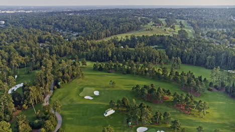 Augusta-Georgia-Luftaufnahme-V18-Filmischer-Aufbauschuss-Drohne-Vorwärtsfliegend-Aufnahme-Des-Riesigen-Golfplatzes-Im-National-Golf-Club-–-Aufnahme-Mit-Der-Kamera-„Inspire-2,-X7“-–-Oktober-2020