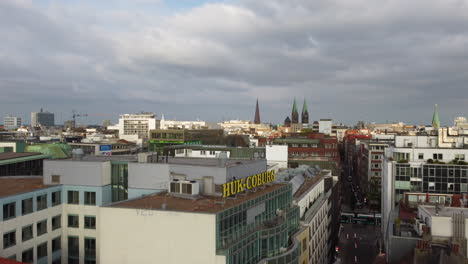 Gebäude-Und-Bauwerke-In-Der-Altstadt-Von-Bremen,-Deutschland---Drohne-Steigt-Auf