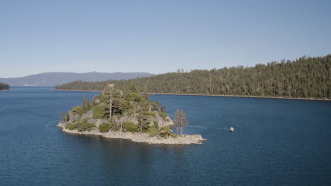 Motorboot-Kreist-Ein,-Um-Am-Fannett-Island-Lake-Tahoe-Anzudocken