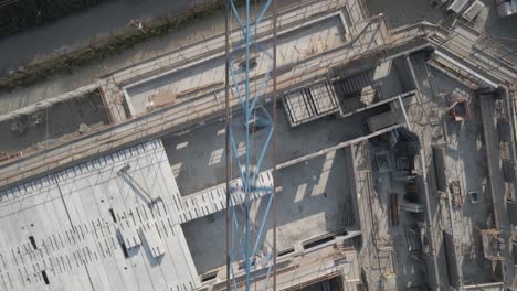 Draufsicht-Auf-Eine-Turmdrehkranstruktur,-Die-Auf-Einer-Baustelle-Errichtet-Wurde