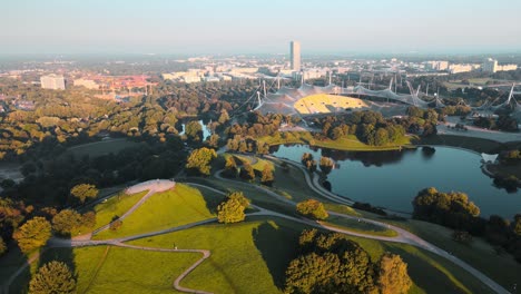 Luftaufnahme-Der-Olympiaarena-Und-Aussichtsplattform-Im-Olympiapark-München