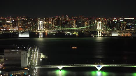 Vista-Nocturna-Del-Famoso-Puente-Del-Arco-Iris-De-La-Ciudad-De-Tokio-En-Japón