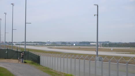 Avión-Regional-De-Lufthansa-Aterrizando-En-El-Aeropuerto-De-Frankfurt,-Alemania-En-Un-Día-Nublado