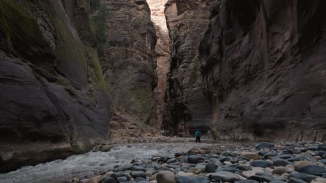 The-Narrows-hiking-trail-during-March-in-Zion-National-Park,-US