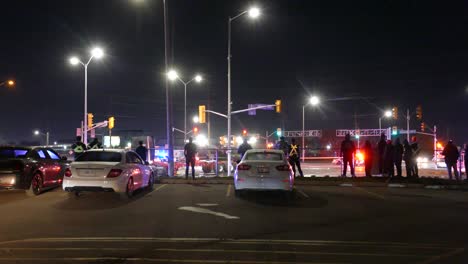 Policías-Y-Espectadores-En-La-Escena-De-Un-Grave-Accidente-Entre-Un-Coche-Y-Un-Camión-De-Plataforma-En-Brampton,-Canadá-Por-La-Noche