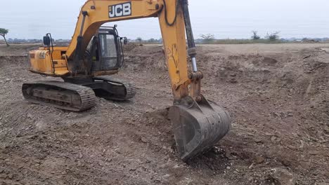 Close-up-of-excavator-bucket-digs-the-ground