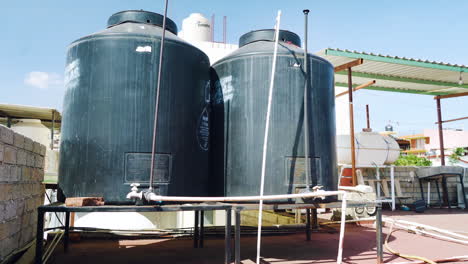 Zwei-Große-Wassertanks-Mit-Rohren-Und-Hähnen-Zur-Lagerung-Und-Versorgung-Auf-Dem-Dach-In-Mexiko