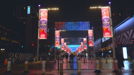 Mehrfarbige-Winterfest-moderne-Beleuchtungskunstwerke-Im-Wembley-Park-Bei-Nacht