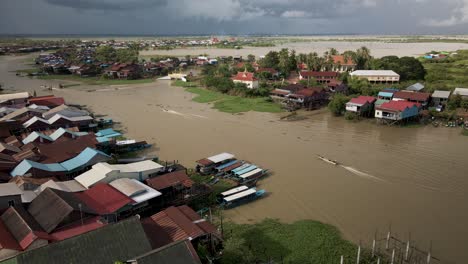 Pueblo-Inundado-Durante-La-Temporada-Del-Monzón-Con-Barcos-De-Pesca,-Sudeste-De-Asia