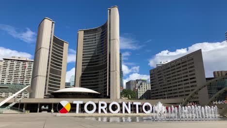 Rathaus-Von-Toronto-Am-Nathan-Phillips-Square-Mit-3D-Schild-Und-Wasserfontäne-In-Zeitlupe