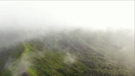 Descendiendo-De-Las-Nubes-Con-Vistas-A-La-Cordillera-Del-Este-De-Oahu-Y-La-Selva-Tropical