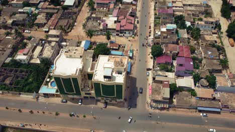 Vista-Aérea-Cinematográfica-Del-Tráfico-De-La-Ciudad-Africana,-Que-Muestra-El-Edificio-De-Las-Torres-Gemelas,-Lomé,-áfrica-Occidental
