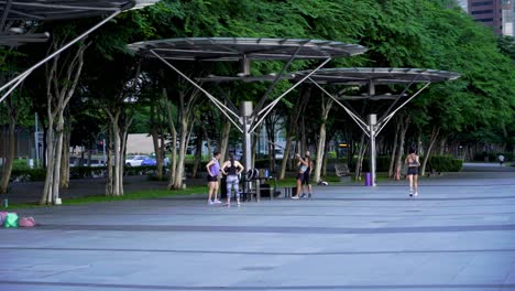 People-exercising-downtown-Singapore-,-Marina-Bay