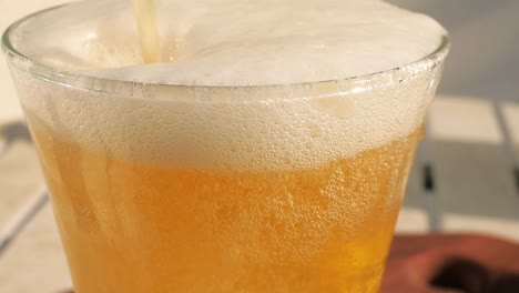 Parte-Superior-Del-Vaso-De-Cerveza-En-Primer-Plano-Mostrando-Todas-Las-Burbujas-Diminutas-Y-Espuma-Blanca-Brillante