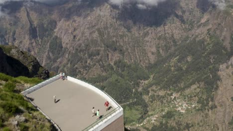 Luft-Fliegt-über-Eine-Aussichtsplattform-Und-Kippt-Nach-Unten,-Madeira,-Portugal