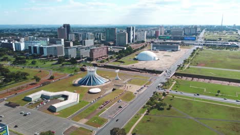 Vista-Aérea-De-Brasilia-Que-Muestra-La-Catedral-De-Oscar-Niemeyer-Entre-Oficinas-Gubernamentales