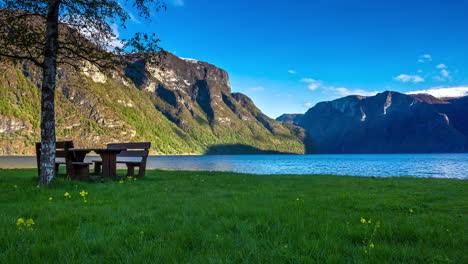 Zeitrafferansicht-Eines-Sees-In-Einem-Tal-Inmitten-Wunderschöner-Berge-An-Einem-Sonnigen-Tag,-Norwegische-Alpen-In-4k
