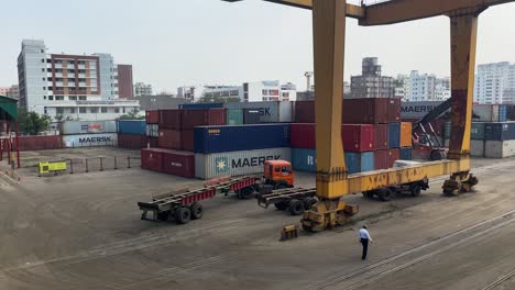 Blick-Auf-Das-Binnencontainerdepot-Von-Dhaka-Mit-Großem-Portalkran