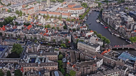 Amsterdam,-Niederlande,-Luftaufnahme-V33-Aus-Der-Vogelperspektive,-Drohne-Fliegt-über-Die-Viertel-De-Wallen-Und-Nieuwmarkt-En-Lastage-Und-Fängt-Ein-Wunderschönes,-Kulturell-Reiches-Stadtbild-Ein-–-August-2021